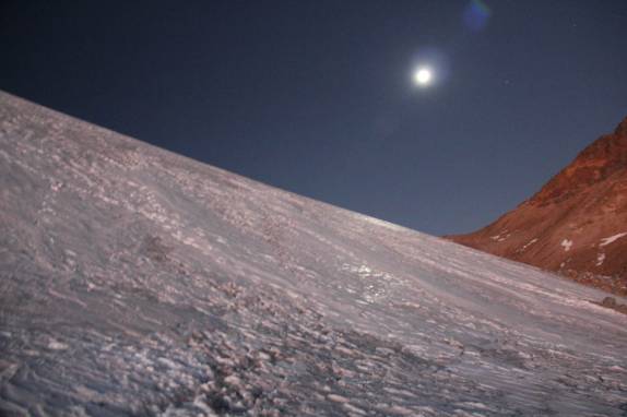 Ainda no escuro, chegando à geleira do Pico Orizaba, no México (foto de Geraldo Ozorio)